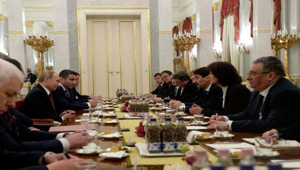 El presidente ruso conversó sobre la paz de Ucrania con su par húngaro Janos Ader