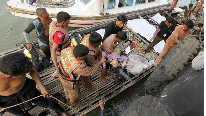 La mayoría de las embarcaciones en Bangladesh no cumplen con las normas de seguridad.