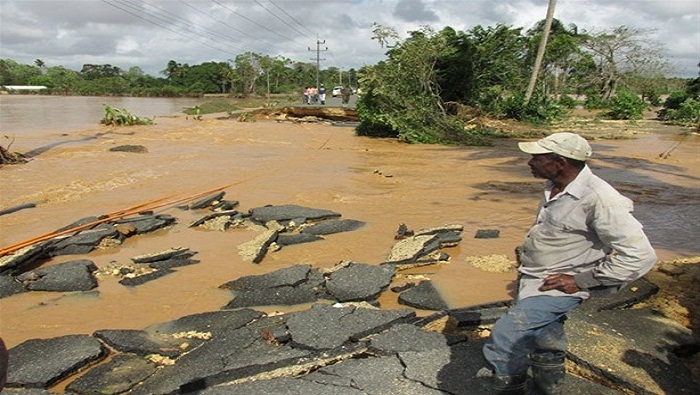 En tres provincias se mantendrá el nivel de alerta roja debido a posibles inundaciones y deslizamientos.