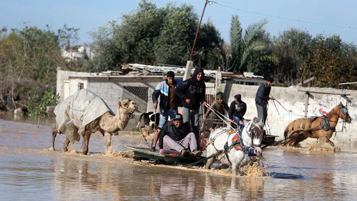 Palestinos evacúan por inundaciones la Franja de Gaza