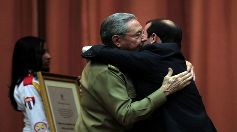 Fernando González agradeció a Raúl Castro el galardón con un emotivo abrazo