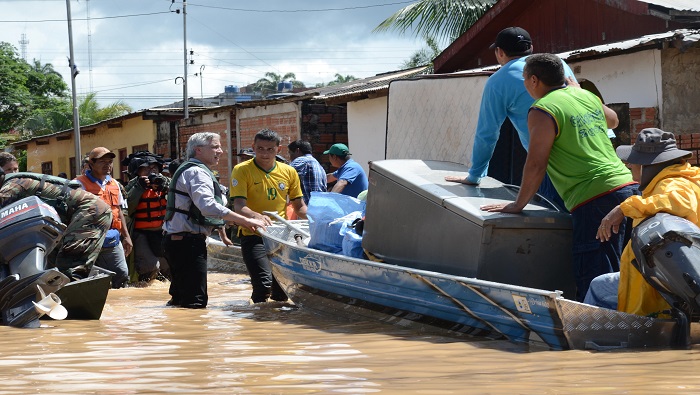 El vicepresidente Álvaro García Linera realizó una inspección por las zonas afectadas por las lluvias.