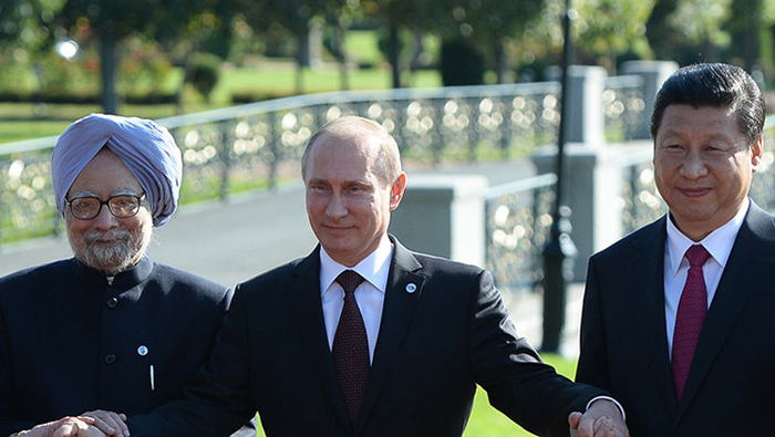 Presidentes de Rusia, China e India se apoyan en nuevas estrategias de intercambio comercial.
