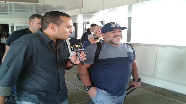 Desde el Aeropuerto Internacional "Simón Bolivar" de Maiquetía el periodista de teleSUR @RupertoteleSUR entrevistó al astro mundial del fútbol Diego Armando Maradona quien expresó su alegría por estar en suelo venezolano.