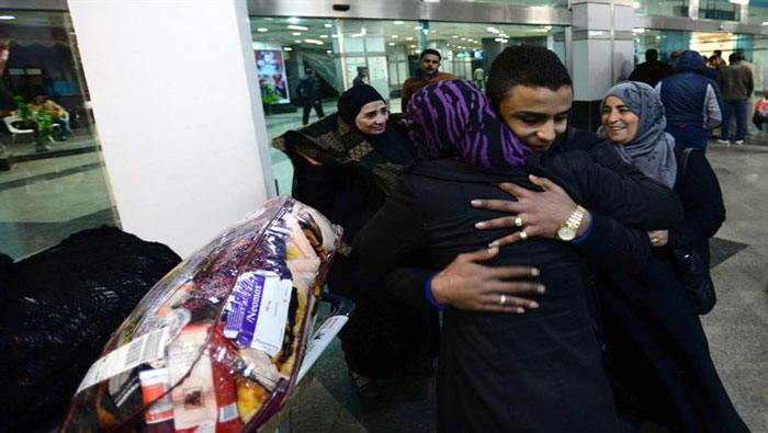 Egipcios que huyeron de Libia llegan al aeropuerto de El Cairo.