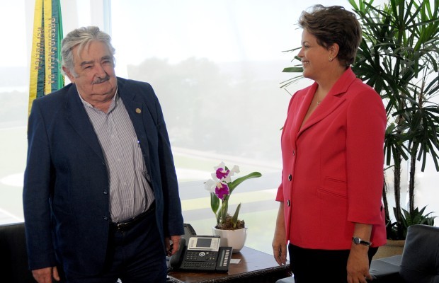 Dilma Rousseff se reunirá con el presidente saliente José Mujica para la inauguración del Parque Eólico en el suroeste de Uruguay.