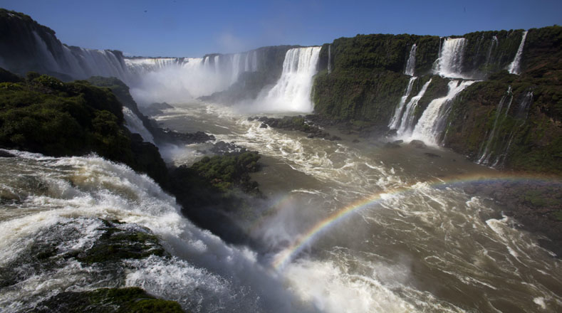 Con doscientas setenta y cinco cascadas las Cataratas de Iguazú une a dos gigantes latinoamericanos, Argentina y Brasil. En 1986 se convertirían en Patrimonio Natural de la Humanidad y en 2011 en una de las Siete Maravillas Naturales del Mundo.