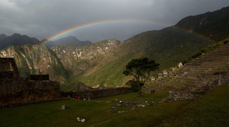 Debido a su belleza natural, el Machu Picchu ha sido incorporado a las zonas protegidas del mundo y registrado por la UNESCO como Patrimonio de la Humanidad. Está ubicado a 130 kilómetros al nor-oeste del Cusco, en la provincia de Urubamba. El paisaje está configurado por una serie de cerros y montañas de gran pendiente.