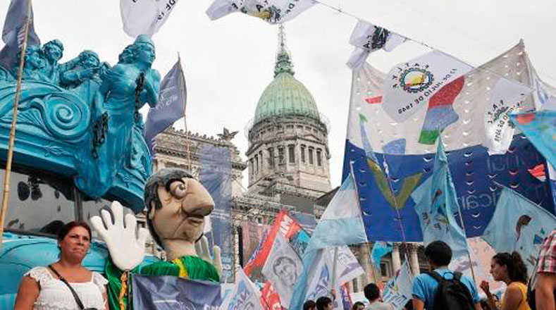 Con globos, pancartas y en un ambiente de fiestas, miles de argentinos dieron su respaldo a Cristina Fernández. 