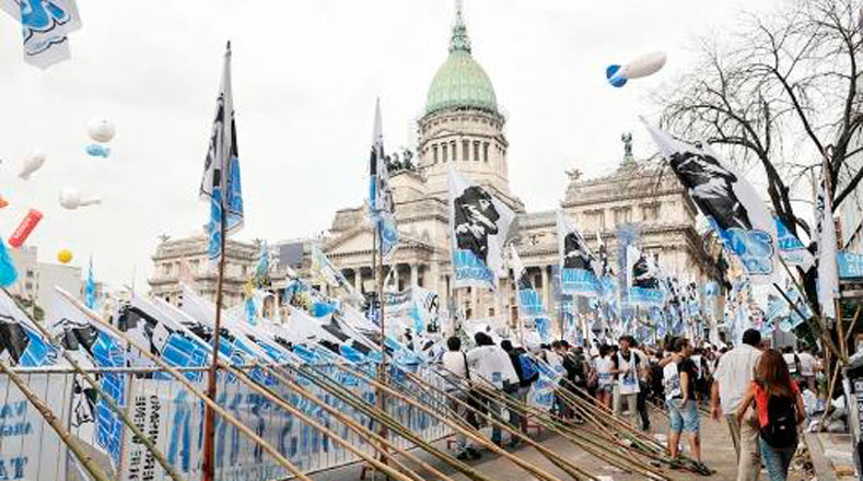 En las afueras del Congreso, miles escucharon atentos a la Presidenta argentina. 