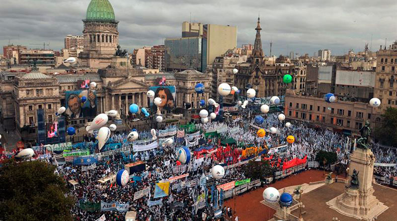 Entre la multitud sobresalieron figuras gigantes con la imagen de Néstor Kirchner (2003-2007) 