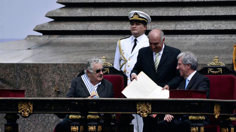 Tabaré recibió la banda presidencial de José "Pepe" Mujica. 
