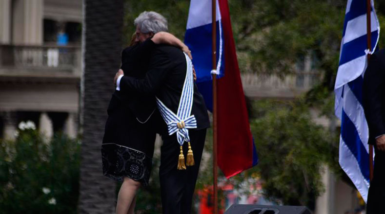 Michelle Bachelet le dio un fuerte abrazo a su homólogo. 