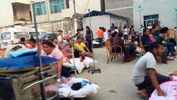 Los heridos son atendidos en las calles del distrito de Cangyuan