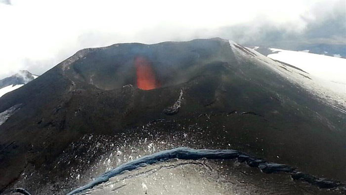 Imagen del cráter del volcán Villarrica en Chile este lunes