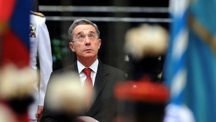 El actual senador Álvaro Uribe ha sido acusado de espionaje y vínculos con grupos paramilitares.