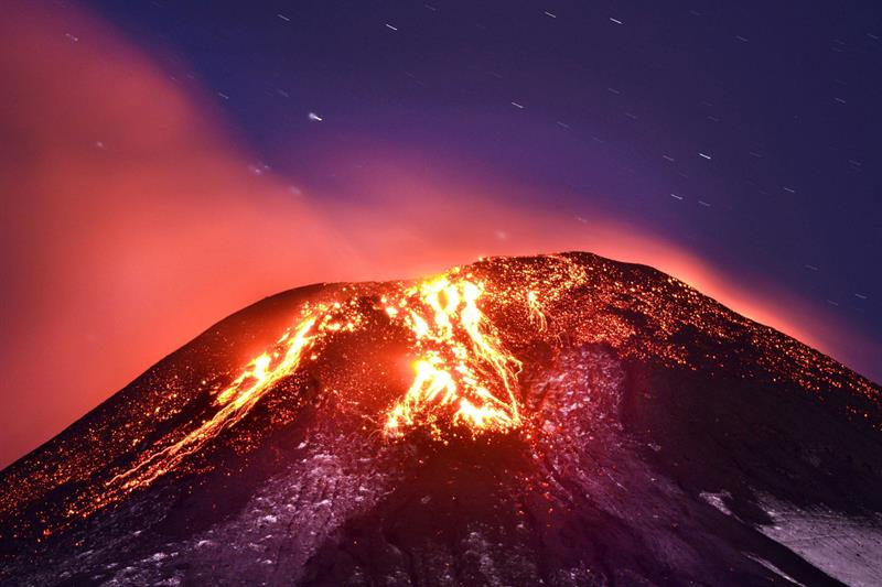 Erupción del volcán Villarrica este martes a unos 750 kilómetros al sur de Santiago de Chile