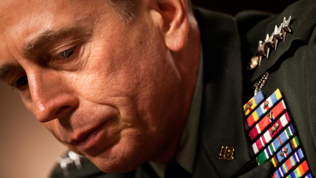 Petraeus acordó con los fiscales federales que se declararía culpable de un cargo menor por mal manejo de información clasificada para evitar un juicio