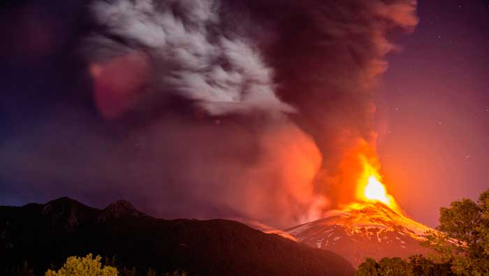 La alerta roja persiste pese a la reducción de la actividad dentro del volcán