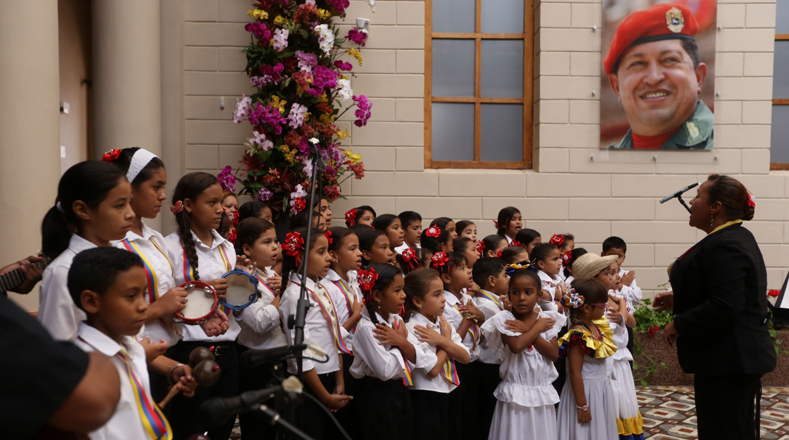 Con cantos homenajean al líder de la Revolución Bolivariana Hugo Chávez.