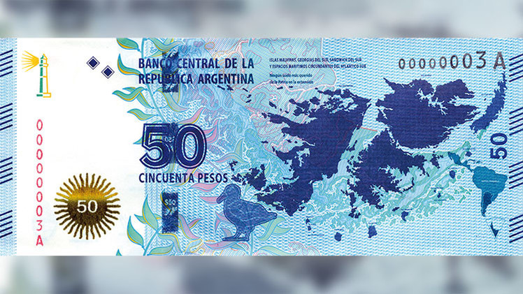 El billete de 50 pesos tiene un mapa de las Islas Malvinas y en el otro lado una imagen del gaucho Antonio Rivero