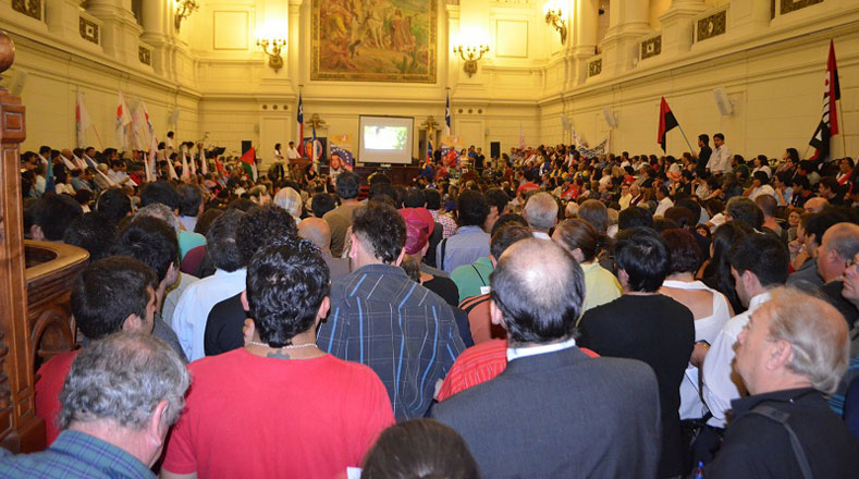 Entre banderas, pancartas, cánticos, gritos y hasta lágrimas el pueblo chileno rindió un sentido  homenaje al Líder Supremo, Hugo Chávez Frías, en la sede del ex Congreso Nacional de Santiago.