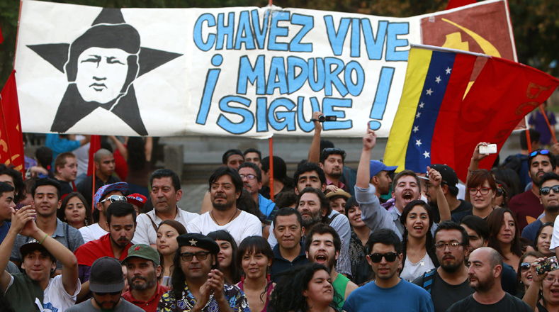 Un grupo de personas rindió homenaje al Comandante Chávez en Santiago de Chile (Chile).