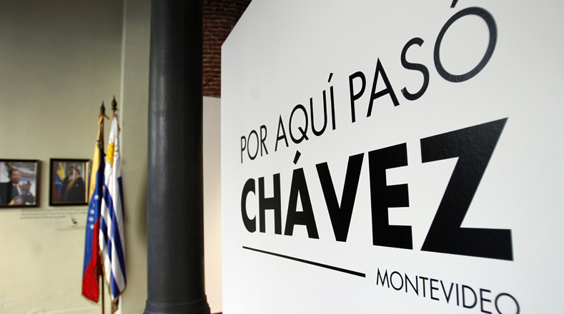 Exposición fotográfica en honor a Chávez en la capital uruguaya, Montevideo. 