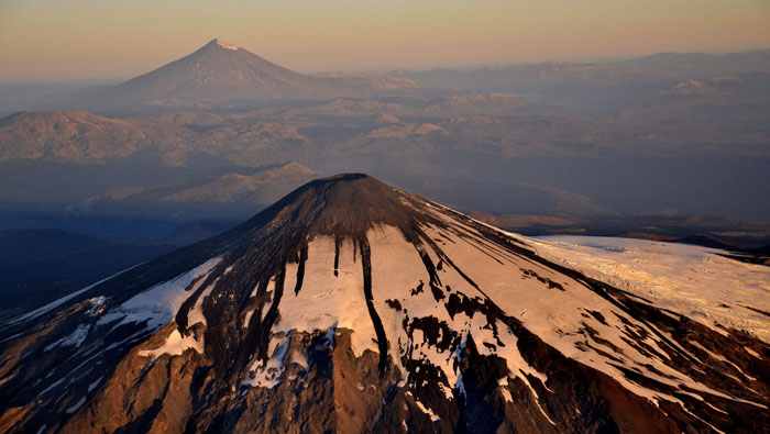 Pese a que se bajó la alerta las autoridades recomendaron mantener la restricción de acceso al volcán por la inestabilidad en las laderas del macizo.