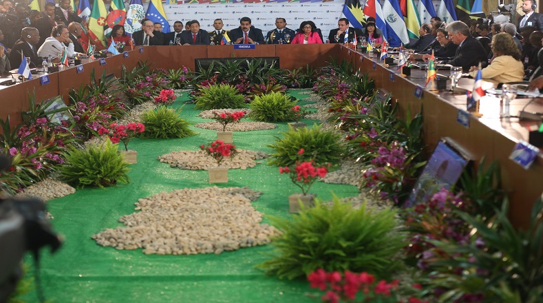 La cumbre extraordinaria se desarrolló en Caracas y participaron 17 delegaciones de los países miembros.