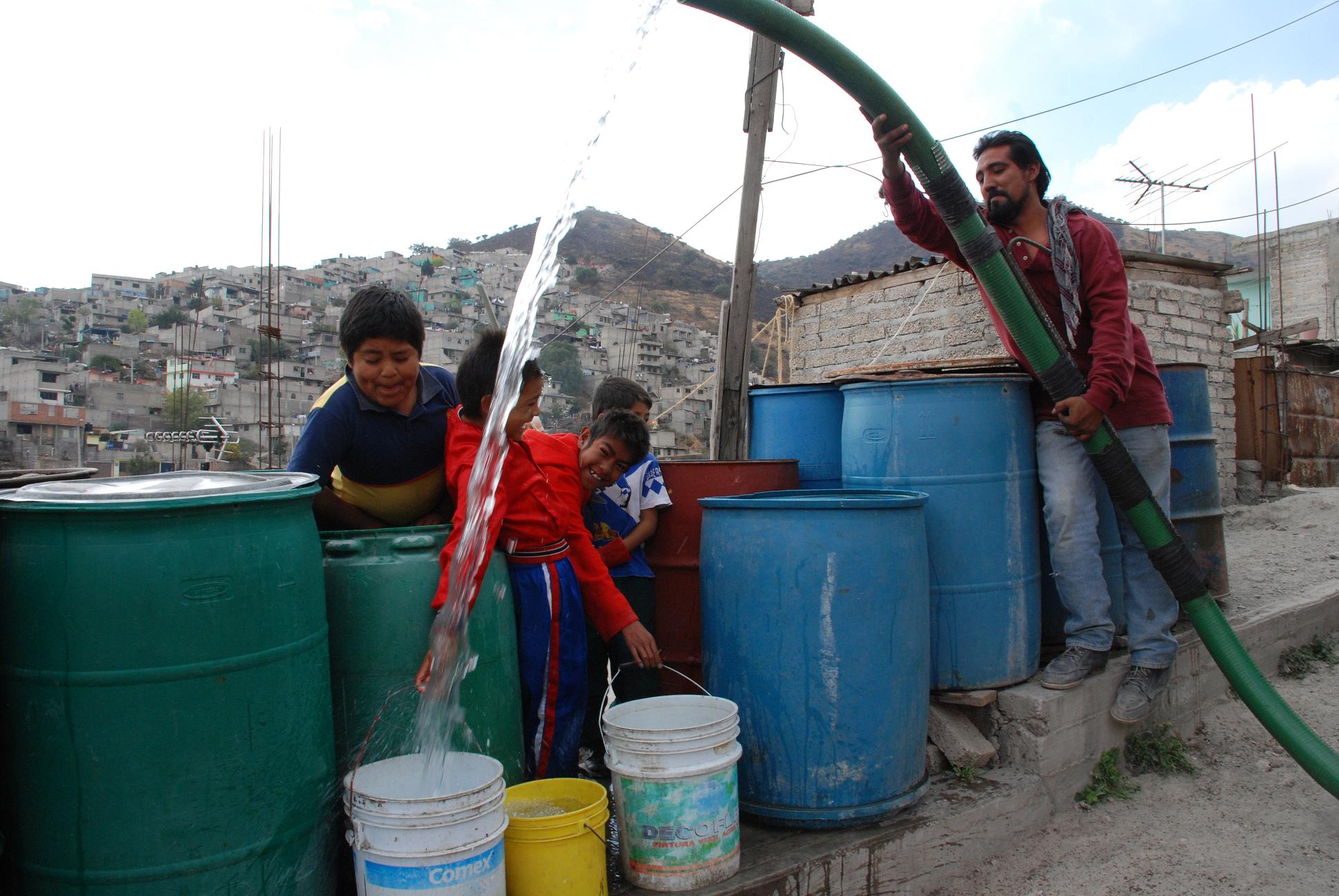 Campesinos y sectores sociales temen que el agua sea entregada a las empresas privadas.