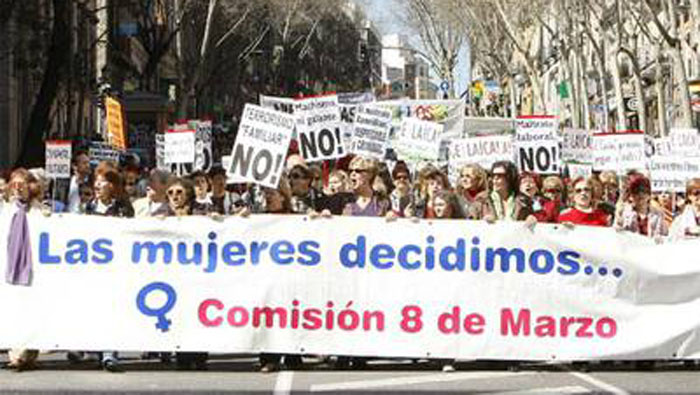 Miles de españoles llenaron las calle de diferentes ciudades con pancartas en contra del abuso a las mujeres.