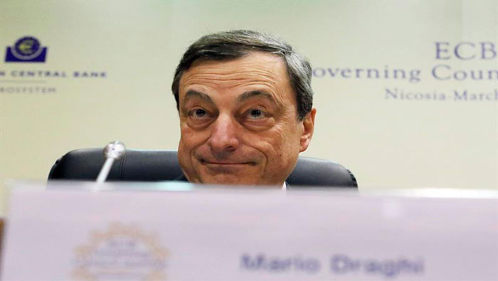 El presidente de la entidad, Mario Draghi, dijo que invertirán 60 mil millones de activos públicos y privados