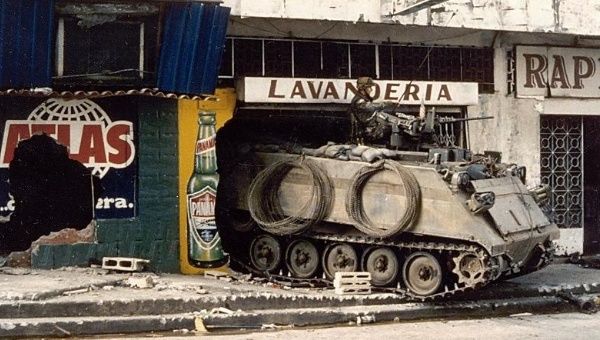 Xe bọc thép chở quân M113 của quân đội Mỹ trong ngày thứ hai của Chiến dịch Just Cause năm 1989.