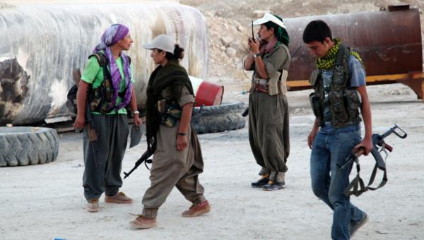 Combatientes del Partido de los Trabajadores del Kurdistán (PKK) participan en un despliegue de seguridad intensiva contra el Estado Islámico (IS), militantes en la línea de frente en Makhmur.