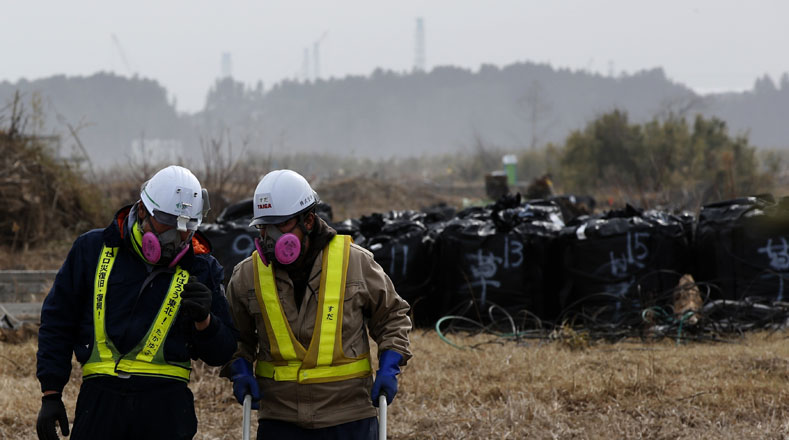 Personal de Tokio Electric Power Co (Tepco) trabajan con máscaras anti radiación en la operación de descontaminación en la zona devastada por el accidente.