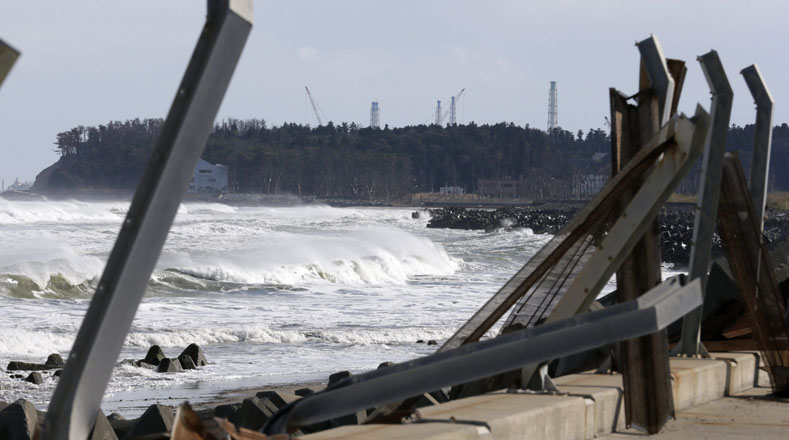 Las bolsas con pedazos de suelo irradiado, hojas y residuos, se han vertido en una playa devastada por el tsunami.