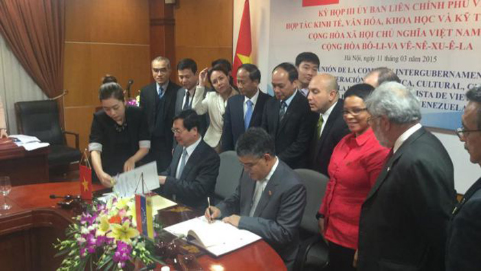 El ministro de las Comunas, Elías Jaua firmó acuerdos comerciales con Vietnam.