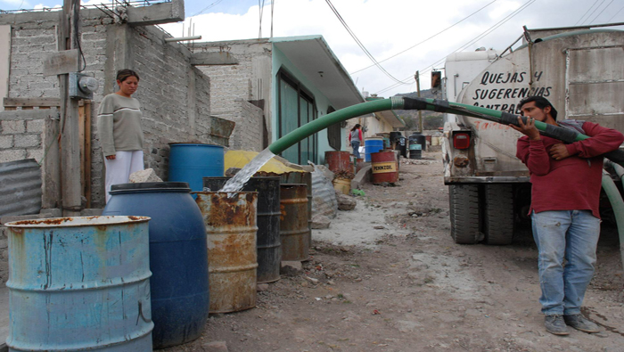 Mexicanos se oponen a la privatización del agua.