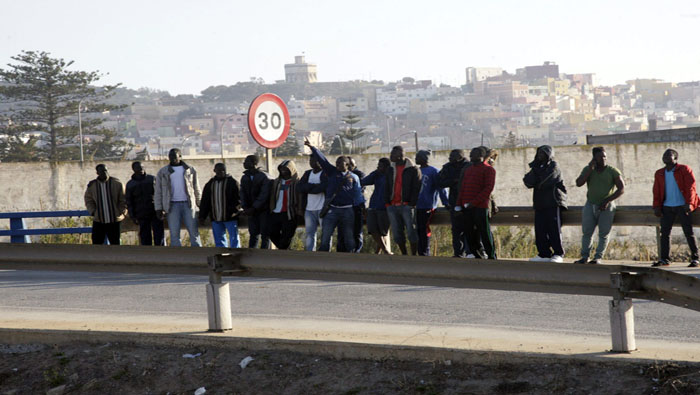 Cientos de migrantes saltan la valla del enclave español de Melilla para llegar a España.