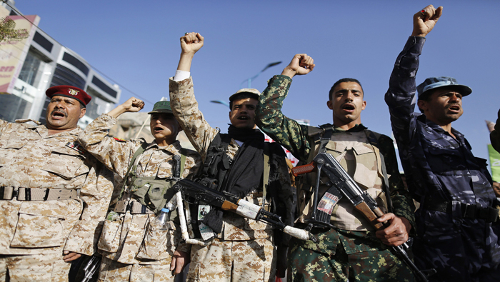Militares hutíes gritan consignas en en apoyo al movimiento rebelde en Saná.