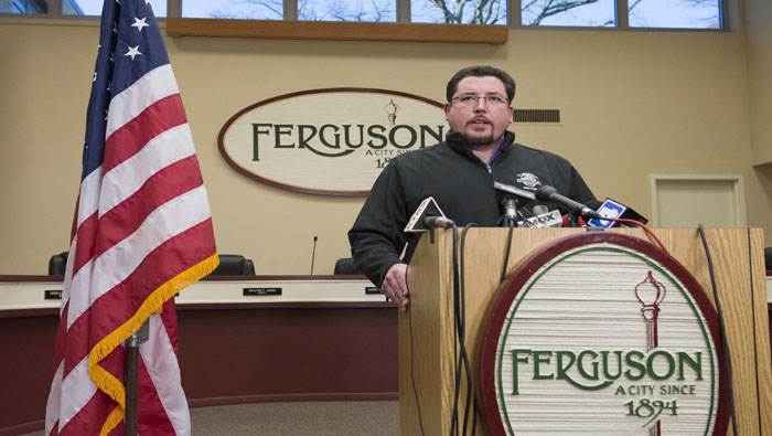 El alcalde de Ferguson, James Knowles, insiste en que permanecerá en el cargo para asegurar que en la ciudad se den los cambios necesarios.