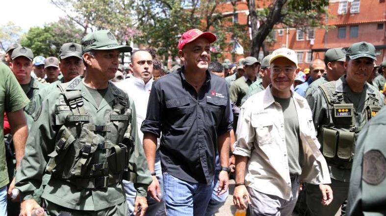 El alcalde de Caracas, Jorge Rodríguez y el jefe de Gobierno del Distrito Capital, Ernesto Villegas, participaron en la marcha en defensa de Venezuela.