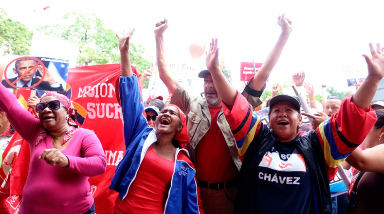 Los venezolanos afirmaron que con la Revolución se mantiene "arriba Venezuela y abajo el imperio".