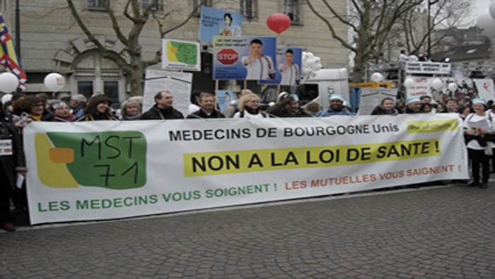 Médicos, enfermeros, estomatólogos y estudiantes, marcharon en contra del proyecto de ley.