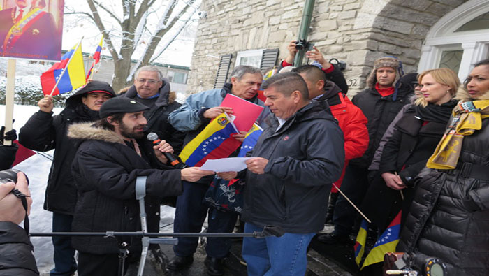 Cientos de canadienses entregaron un documento de apoyo a la Revolución al embajador venezolano en el país