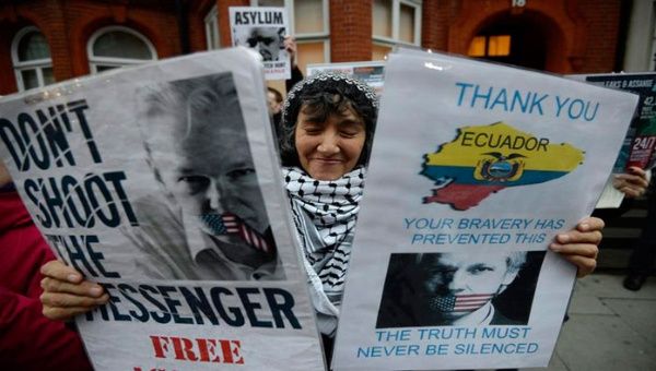 Británicos apoyan asilo de Assange en Ecuador