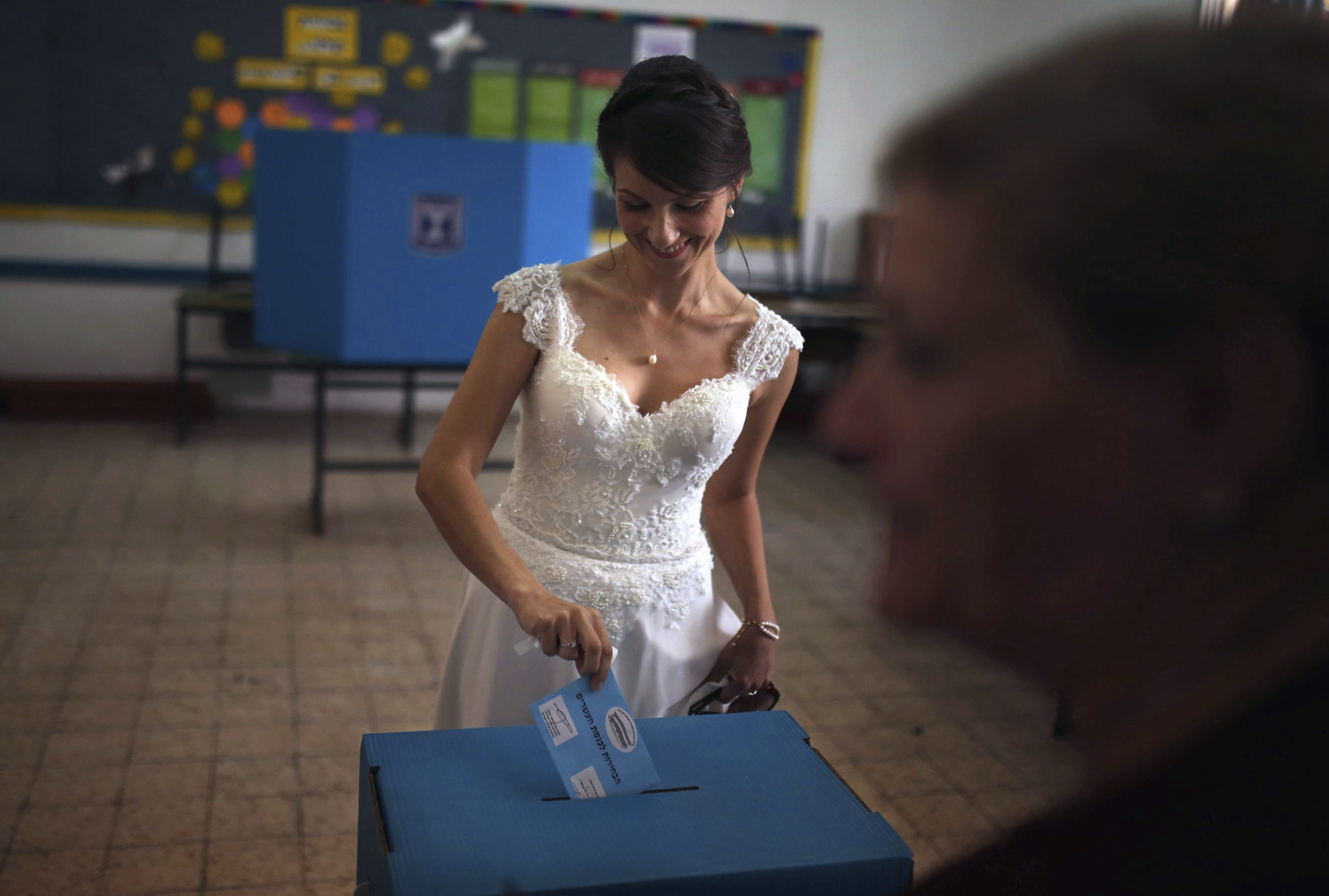 Una mujer asistió a la jornada electoral en el día de su boda.