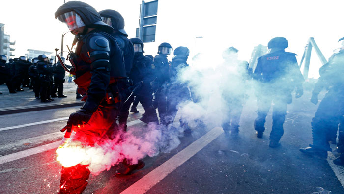La policía alemana reprimió la protesta con gases lacrimógenos