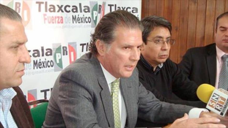Gabino Fraga (centro) fue acusado en 2012 por la oposición de participar en el montaje de un esquema de financiación irregular en la campaña de Peña Nieto.